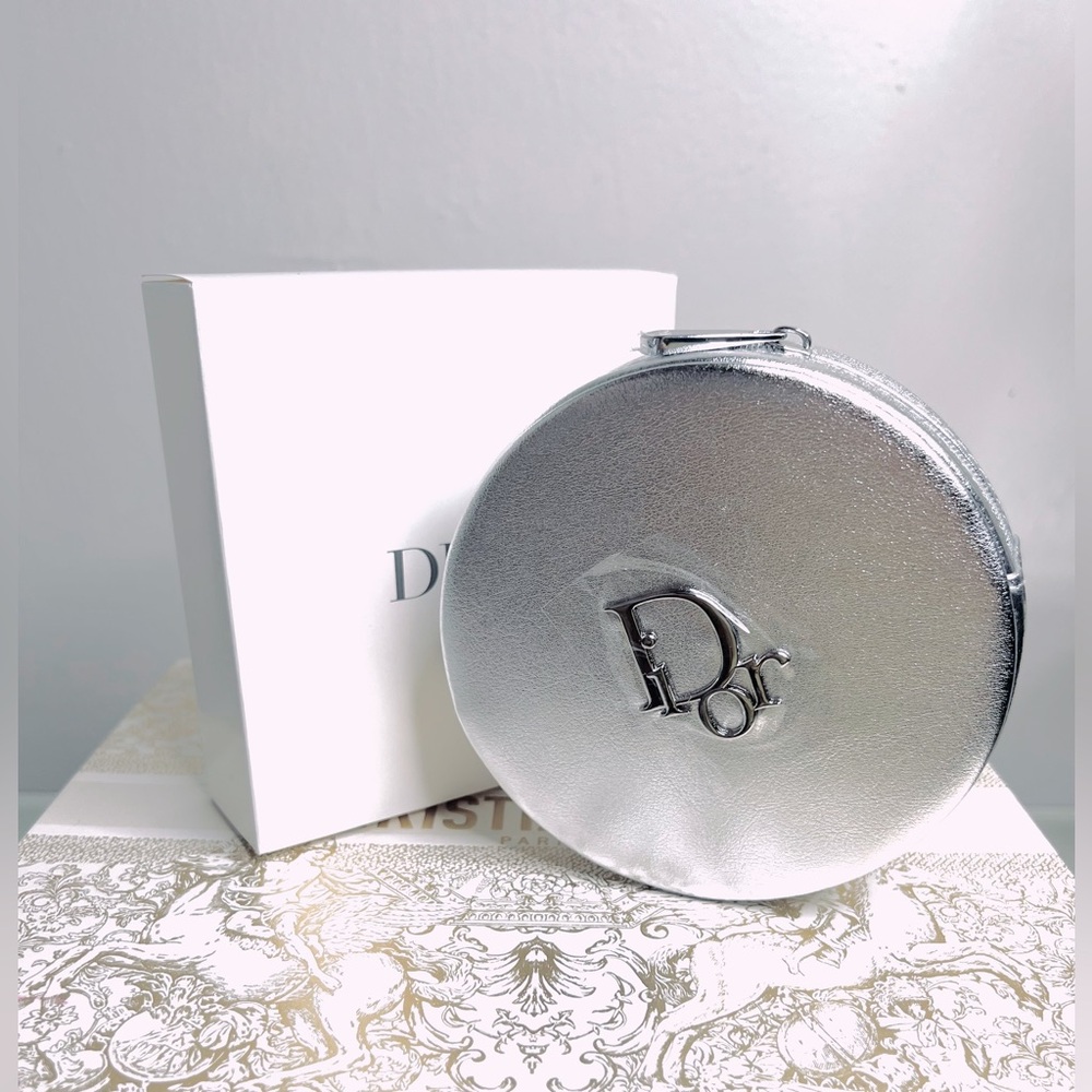 🌸Authentic Dior Silver Round Makeup Pouch. New In Box🌸